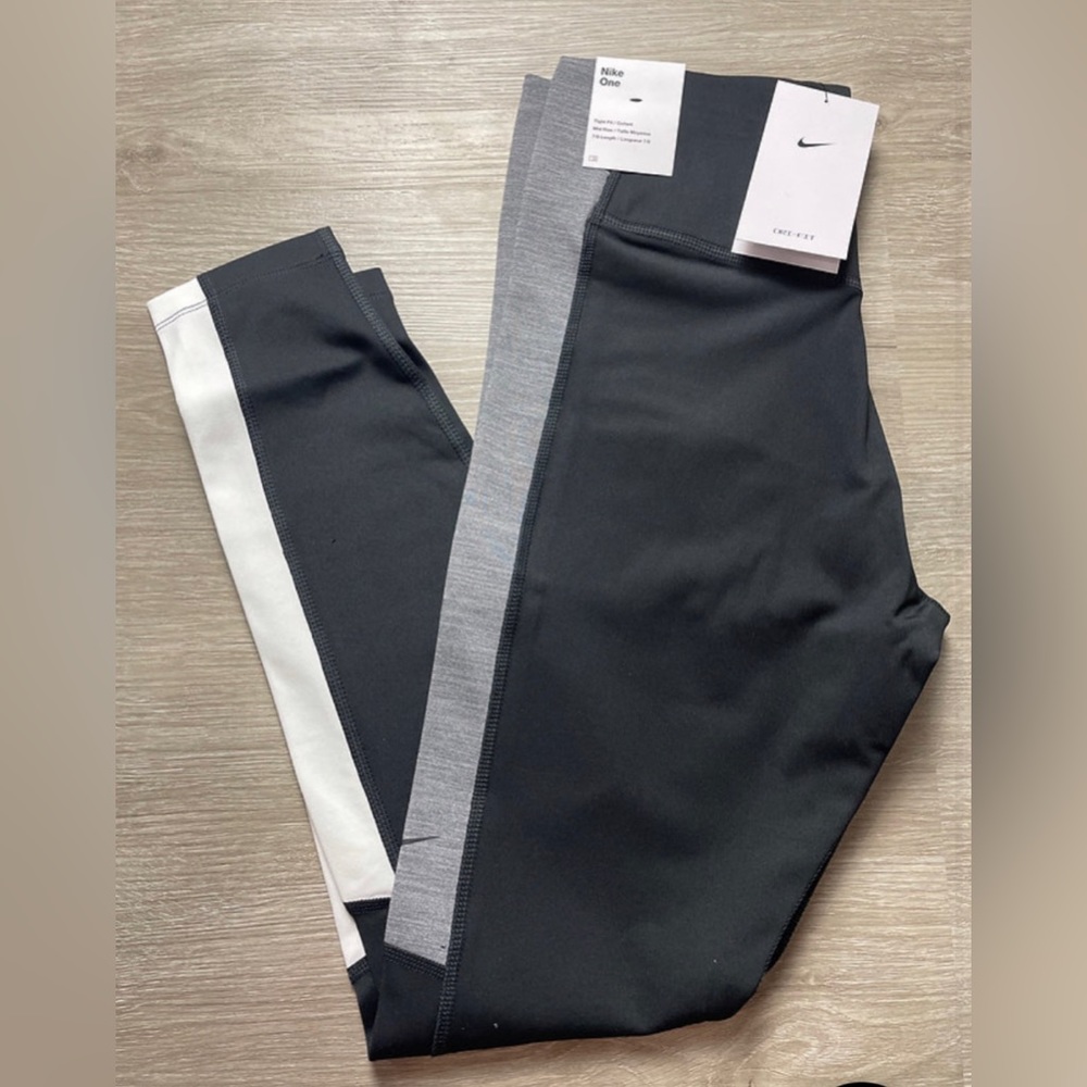 Nike Women’s Mid Rise 7/8 Length Legging